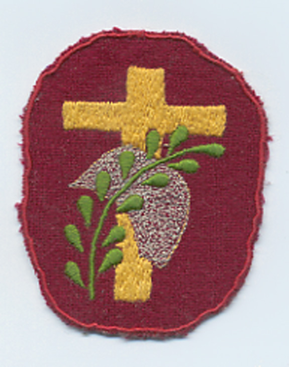 Primer escudo de la cofradía,  Cruz amarilla, casco militar y rama de laure sobre fondo rojol.